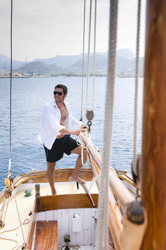 西方人,一个人,站,竖图,室外,白天,正面,衬衫,海浪,海洋,山,山脉,船,欧洲,欧洲人,仅一个男性,仅一个人,仅一个中年男性,一艘,阴影,光线,墨镜,眼镜,影子,浪花,山峰,游艇,山峦,扭头,注视,光脚,白色,倒影,天空,阳光,海水,绳子,太阳镜,太阳眼镜,交通工具,群山,天,观察,看,行驶,站着,转头,赤脚,遮阳镜,观看,绳索,波光粼粼,察看,航行,倒映,关注,载具,缆绳,海景,反照,男人,男性,中年男性,白种人,大海,风浪,海,海水的波动,近岸浪,涌浪,站立,彩图,全身,衬衣