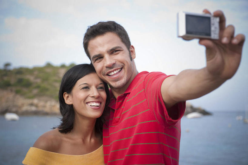 西方人,中年人,两个人,家庭,夫妻,站,笑,微笑,露齿笑,横图,室外,白天,正面,T恤衫,爱情,海浪,海洋,山,相机,欧洲,欧洲人,握,阴影,服装,光线,影子,浪花,山峰,云,云朵,山峦,浪漫,拿,T恤,云彩,拿着,注视,休闲装,拍照,衣服,黄色,红色,蓝色,白云,蓝天,天空,阳光,海水,数码相机,天,观察,看,站着,休闲,温暖,温馨,一家人,休闲服,恩爱,握着,自拍,恋人,摄影,服饰,晴朗,观看,和睦,察看,关注,海景,男人,男性,女人,女性,中年男性,中年女性,白种人,夫妇,情侣,照相机,大海,风浪,海,海水的波动,近岸浪,涌浪,晴空,站立,半身,彩图,照相,伴侣,融洽