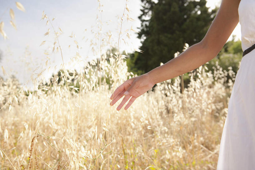 西方人,一个人,站,摸,横图,室外,白天,正面,裙子,植物,欧洲,欧洲人,仅一个女性,仅一个人,抚摸,阴影,连衣裙,枯萎,光线,影子,云,云朵,枯草,云彩,草,树,树木,黄色,蓝色,绿色,白色,白云,蓝天,天空,阳光,自然,天,站着,仅一个中年女性,生长,晴朗,成长,吊带裙,女人,女性,中年女性,白种人,晴空,触摸,接触,站立,半身,彩图