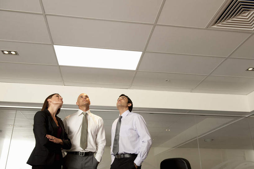 西方人,三个人,伙伴,朋友,商务人士,商务男性,商务女性,办公室,站,双手交叉,横图,室内,白天,仰视,衬衫,友谊,合作,团队,天花板,照明,欧洲,欧洲人,套装,墙,灯光,领带,注视,顶灯,墙壁,墙面,灯,灯具,看,站着,战略,照亮,双手抱胸,双手插袋,象征,庄重,照明设备,关注,商务装,身份,手插袋,工薪阶层,双手抄兜,双手放兜,联合,合谋,正式,地位,配合,协作,男人,男性,女人,女性,中年男性,中年女性,白种人,白领,上班族,插兜,两手抄兜,两手放兜,手插兜,手放口袋,抬头,仰头,站立,半身,彩图,低角度拍摄,衬衣,手抄兜