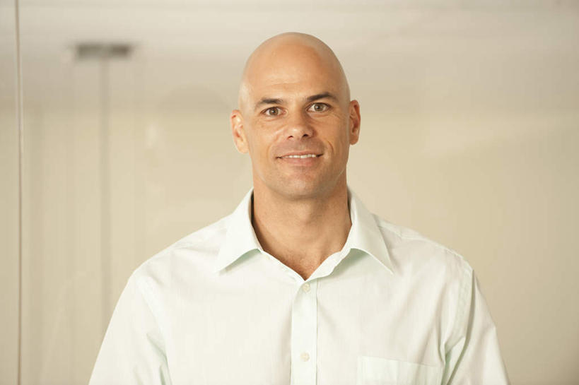 西方人,一个人,商务人士,商务男性,站,笑,微笑,露齿笑,横图,室内,白天,正面,衬衫,天花板,欧洲,欧洲人,仅一个男性,仅一个人,仅一个中年男性,套装,墙,注视,墙壁,墙面,观察,看,站着,摄影,影棚,观看,察看,关注,商务装,工薪阶层,男人,男性,中年男性,白种人,白领,上班族,站立,半身,彩图,影棚拍摄,衬衣,拍摄