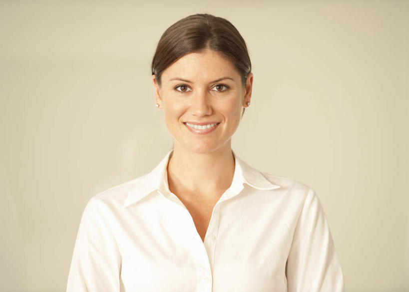 西方人,一个人,商务人士,商务女性,站,笑,微笑,露齿笑,横图,室内,白天,正面,天花板,欧洲,欧洲人,仅一个女性,仅一个人,套装,墙,注视,墙壁,墙面,观察,看,站着,仅一个中年女性,摄影,影棚,观看,察看,关注,商务装,工薪阶层,女人,女性,中年女性,白种人,白领,上班族,站立,半身,彩图,影棚拍摄,拍摄