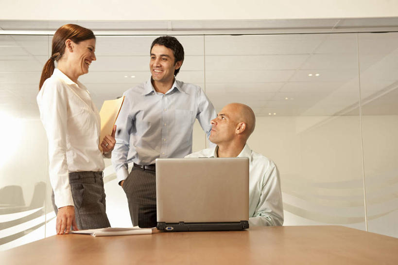 西方人,三个人,伙伴,朋友,商务人士,商务男性,商务女性,办公室,站,笑,说,微笑,露齿笑,横图,室内,白天,正面,衬衫,讨论,友谊,合作,团队,电脑,笔记本电脑,天花板,桌面,桌子,欧洲,欧洲人,握,套装,网络,材料,档案,文件,纸,办公桌,墙,拿,拿着,注视,通讯设备,墙壁,墙面,手稿,资料,观察,看,站着,战略,握着,观看,证明,察看,无线,关注,文档,通信设备,商务装,无线网络,无线上网,便携式电脑,工薪阶层,联合,合谋,交流,配合,协作,手提电脑,男人,男性,女人,女性,中年男性,中年女性,白种人,白领,上班族,沟通,讲话,交谈,商讨,说话,谈话,站立,半身,彩图,衬衣