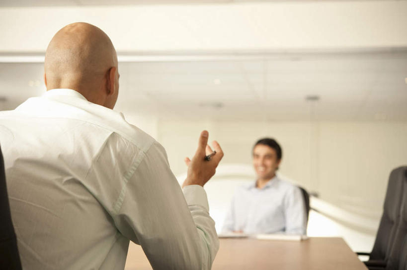 西方人,背部,两个人,伙伴,朋友,商务人士,商务男性,办公室,坐,笑,说,微笑,露齿笑,横图,室内,白天,正面,衬衫,讨论,友谊,合作,团队,天花板,桌面,桌子,椅子,欧洲,欧洲人,套装,材料,档案,文件,办公桌,墙,注视,相视,墙壁,墙面,会议椅,资料,观察,看,面对面,战略,观看,对视,办公椅,察看,互视,关注,文档,相对,商务装,工薪阶层,相看,联合,合谋,商务椅,培训椅,交流,配合,协作,男人,男性,中年男性,白种人,白领,上班族,沟通,讲话,交谈,商讨,说话,谈话,坐着,半身,彩图,衬衣