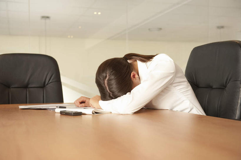 西方人,一个人,商务人士,商务女性,坐,睡,横图,室内,白天,正面,天花板,桌面,桌子,椅子,欧洲,欧洲人,仅一个女性,仅一个人,套装,材料,档案,文件,办公桌,墙,墙壁,墙面,会议椅,资料,趴着,仅一个中年女性,办公椅,文档,商务装,工薪阶层,商务椅,培训椅,女人,女性,中年女性,白种人,白领,上班族,困,困觉,趴,寝息,睡觉,坐着,半身,彩图