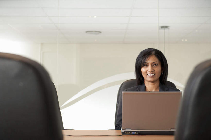 一个人,商务人士,商务女性,办公室,坐,笑,微笑,露齿笑,横图,室内,白天,正面,电脑,笔记本电脑,天花板,桌面,桌子,亚洲,仅一个女性,仅一个人,敲打,套装,网络,办公桌,墙,注视,输入,通讯设备,墙壁,墙面,打字,观察,看,仅一个中年女性,观看,点击,敲击,察看,无线,关注,通信设备,商务装,无线网络,无线上网,便携式电脑,工薪阶层,按键,手提电脑,女人,女性,中年女性,亚洲人,印度人,白领,上班族,坐着,半身,彩图