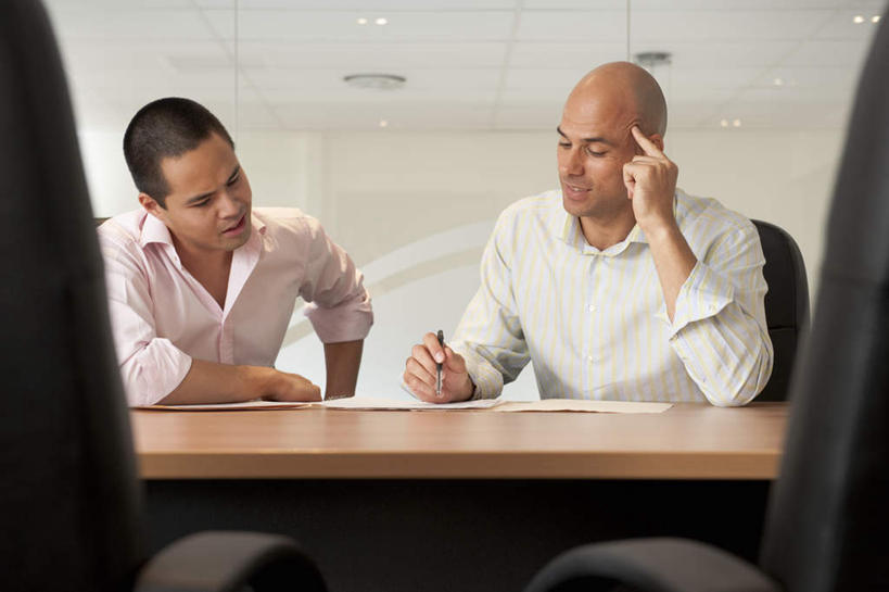 东方人,两个人,伙伴,朋友,商务人士,商务男性,坐,说,横图,室内,白天,正面,衬衫,讨论,友谊,合作,团队,天花板,桌面,桌子,椅子,亚洲,撑,握,写字,套装,开会,会议,笔,材料,档案,文件,纸,办公桌,墙,办公用品,拿,拿着,托腮,黄种人,水笔,墙壁,墙面,文具,会议椅,手稿,学习用品,资料,托,思考,战略,握着,办公椅,文具用品,证明,书写,托下巴,文档,商务装,工薪阶层,联合,合谋,商务椅,培训椅,思虑,交流,配合,协作,男人,男性,年轻男性,中年男性,亚洲人,白领,上班族,沟通,讲话,交谈,商讨,说话,谈话,坐着,半身,彩图,衬衣