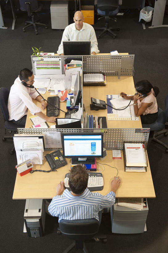 东方人,西方人,四个人,伙伴,朋友,商务人士,商务男性,商务女性,办公室,坐,打电话,竖图,俯视,室内,白天,衬衫,友谊,合作,团队,电脑,显示器,鼠标,键盘,桌面,桌子,电话,椅子,欧洲,欧洲人,亚洲,敲打,套装,工作,网络,材料,档案,文件,办公桌,地面,注视,黄种人,输入,输入设备,通讯设备,话筒,会议椅,资料,打字,观察,看,电话线,台式电脑,战略,观看,点击,敲击,办公椅,察看,固定电话,关注,文档,通信设备,商务装,工薪阶层,输出设备,联合,合谋,商务椅,培训椅,交流,配合,协作,按键,男人,男性,女人,女性,中年男性,中年女性,白种人,亚洲人,印度人,白领,上班族,电话机,沟通,通话,坐着,半身,彩图,高角度拍摄,衬衣