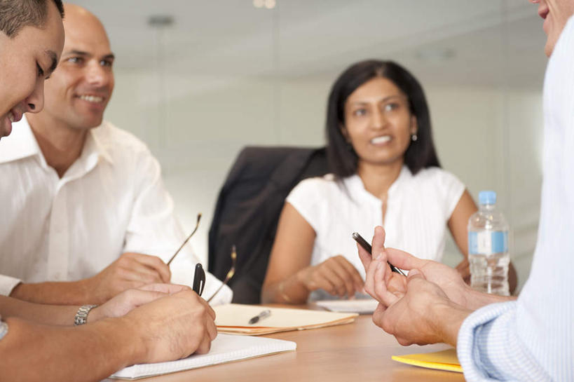 东方人,西方人,四个人,伙伴,朋友,商务人士,商务男性,商务女性,办公室,坐,笑,说,微笑,露齿笑,横图,室内,白天,正面,衬衫,讨论,友谊,合作,团队,水,家具,天花板,桌子,椅子,欧洲,欧洲人,亚洲,握,套装,开会,会议,笔,材料,档案,文件,眼镜,液体,纸,办公桌,墙,办公用品,拿,拿着,注视,黄种人,饮用水,墙壁,墙面,文具,会议椅,瓶子,手稿,塑料制品,学习用品,资料,矿泉水,观察,看,塑料瓶,战略,握着,观看,办公椅,文具用品,证明,察看,关注,文档,商务装,近视眼镜,工薪阶层,蒸馏水,办公家具,联合,合谋,商务椅,培训椅,交流,配合,协作,男人,男性,女人,女性,中年男性,中年女性,白种人,亚洲人,印度人,白领,上班族,沟通,讲话,交谈,商讨,说话,谈话,坐着,半身,彩图,衬衣