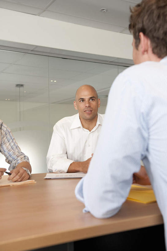 东方人,西方人,背部,三个人,伙伴,朋友,商务人士,商务男性,办公室,坐,说,竖图,室内,白天,正面,衬衫,讨论,友谊,合作,团队,家具,天花板,桌子,椅子,欧洲,欧洲人,亚洲,套装,开会,会议,材料,档案,文件,纸,办公桌,墙,注视,黄种人,墙壁,墙面,会议椅,手稿,资料,观察,看,战略,观看,办公椅,证明,察看,关注,文档,商务装,工薪阶层,办公家具,联合,合谋,商务椅,培训椅,交流,配合,协作,男人,男性,中年男性,白种人,亚洲人,白领,上班族,沟通,讲话,交谈,商讨,说话,谈话,坐着,半身,彩图,衬衣