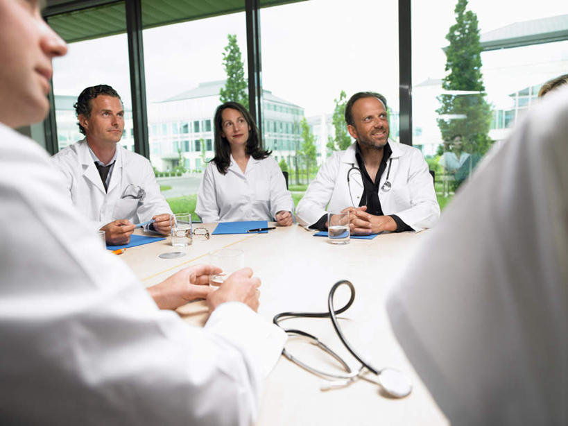 西方人,伙伴,朋友,医生,办公室,坐,笑,说,微笑,横图,室内,白天,正面,讨论,友谊,合作,团队,植物,窗户,家具,桌子,椅子,欧洲,欧洲人,开会,会议,材料,档案,文件,纸,办公桌,许多人,注视,玻璃窗,树,树木,绿色,自然,会议椅,手稿,听诊器,资料,观察,看,一群人,医护人员,医疗人员,战略,生长,成长,观看,办公椅,证明,察看,医疗设备,白大褂,关注,文档,医疗器械,医疗工具,办公家具,联合,合谋,商务椅,培训椅,检测工具,交流,配合,协作,男人,男性,年轻女性,女人,女性,中年男性,中年女性,白种人,大夫,沟通,讲话,交谈,商讨,说话,谈话,坐着,半身,彩图