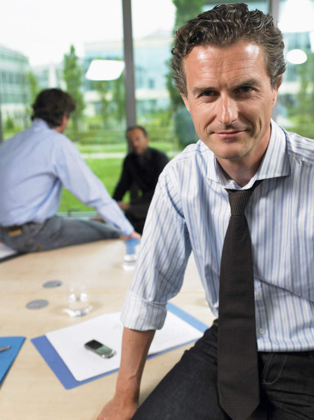 西方人,背部,三个人,伙伴,朋友,商务人士,商务男性,办公室,坐,笑,微笑,竖图,室内,白天,正面,衬衫,友谊,合作,团队,水,植物,窗户,家具,桌子,杯子,椅子,欧洲,欧洲人,套装,材料,档案,文件,液体,纸,办公桌,注视,饮用水,玻璃窗,玻璃制品,树,树木,绿色,自然,会议椅,手稿,水杯,资料,矿泉水,观察,看,战略,生长,成长,观看,办公椅,证明,察看,关注,文档,商务装,工薪阶层,蒸馏水,办公家具,联合,合谋,商务椅,培训椅,配合,协作,男人,男性,中年男性,白种人,白领,上班族,玻璃杯,坐着,半身,彩图,衬衣