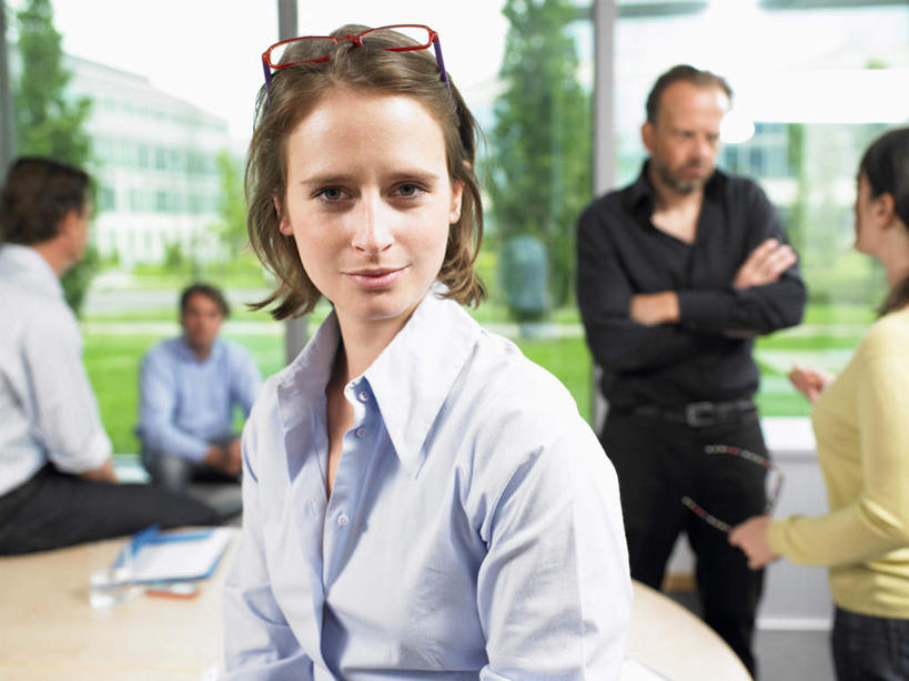 西方人,伙伴,朋友,商务人士,商务男性,商务女性,办公室,站,坐,笑,双手交叉,微笑,横图,室内,白天,正面,衬衫,友谊,合作,团队,水,植物,窗户,家具,桌子,杯子,椅子,欧洲,欧洲人,五个人,套装,朦胧,模糊,材料,档案,文件,眼镜,液体,纸,办公桌,许多人,注视,饮用水,玻璃窗,玻璃制品,树,树木,绿色,自然,会议椅,手稿,水杯,资料,矿泉水,观察,看,站着,一群人,战略,生长,成长,观看,办公椅,证明,察看,双手抱胸,关注,文档,商务装,近视眼镜,工薪阶层,蒸馏水,办公家具,联合,合谋,商务椅,培训椅,配合,协作,男人,男性,年轻女性,女人,女性,中年男性,中年女性,白种人,白领,上班族,玻璃杯,站立,坐着,半身,彩图,衬衣