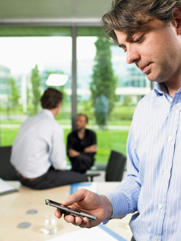 西方人,三个人,伙伴,朋友,商务人士,商务男性,办公室,站,坐,笑,打电话,双手交叉,微笑,竖图,室内,白天,正面,衬衫,友谊,合作,团队,水,植物,窗户,家具,桌子,杯子,电话,手机,椅子,欧洲,欧洲人,握,套装,朦胧,模糊,材料,档案,文件,液体,纸,办公桌,拿,拿着,注视,通讯设备,饮用水,玻璃窗,玻璃制品,树,树木,绿色,自然,会议椅,手稿,水杯,资料,矿泉水,观察,看,站着,战略,握着,生长,成长,观看,办公椅,证明,察看,双手抱胸,关注,文档,商务装,工薪阶层,蒸馏水,办公家具,联合,合谋,商务椅,培训椅,交流,配合,协作,男人,男性,中年男性,白种人,白领,上班族,玻璃杯,沟通,通话,站立,坐着,半身,彩图,衬衣