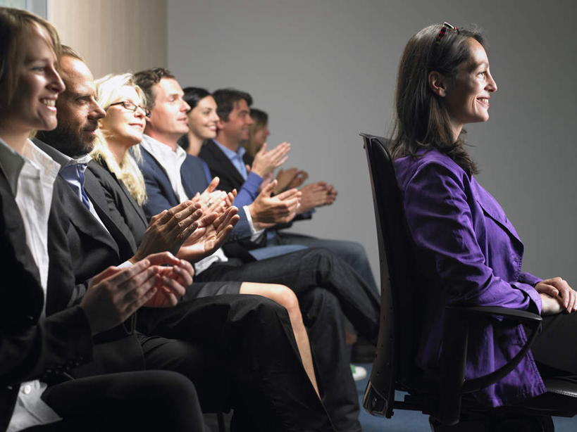 西方人,伙伴,朋友,商务人士,商务男性,商务女性,办公室,会议室,坐,笑,鼓掌,微笑,露齿笑,横图,室内,白天,侧面,衬衫,友谊,合作,团队,椅子,欧洲,欧洲人,一排,阴影,套装,整齐,光线,影子,墙,灯光,许多人,注视,墙壁,墙面,排列,会议椅,观察,看,一群人,战略,观看,办公椅,察看,队列,关注,商务装,工薪阶层,联合,合谋,商务椅,培训椅,配合,协作,男人,男性,年轻女性,女人,女性,中年男性,中年女性,白种人,白领,上班族,拍手,坐着,半身,彩图,衬衣