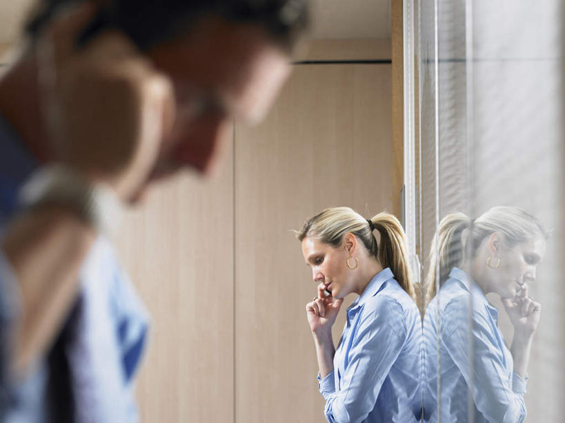 西方人,两个人,伙伴,朋友,商务人士,商务男性,商务女性,站,打电话,横图,室内,白天,侧面,衬衫,友谊,合作,团队,窗户,电话,手机,欧洲,欧洲人,握,套装,朦胧,模糊,时间,时钟,手表,百叶窗,墙,拿,计时,拿着,注视,通讯设备,墙壁,墙面,钟表,观察,看,站着,表,战略,握着,观看,腕表,察看,关注,商务装,工薪阶层,联合,合谋,交流,配合,协作,男人,男性,女人,女性,中年男性,中年女性,白种人,白领,上班族,钟,沟通,通话,站立,半身,彩图,衬衣