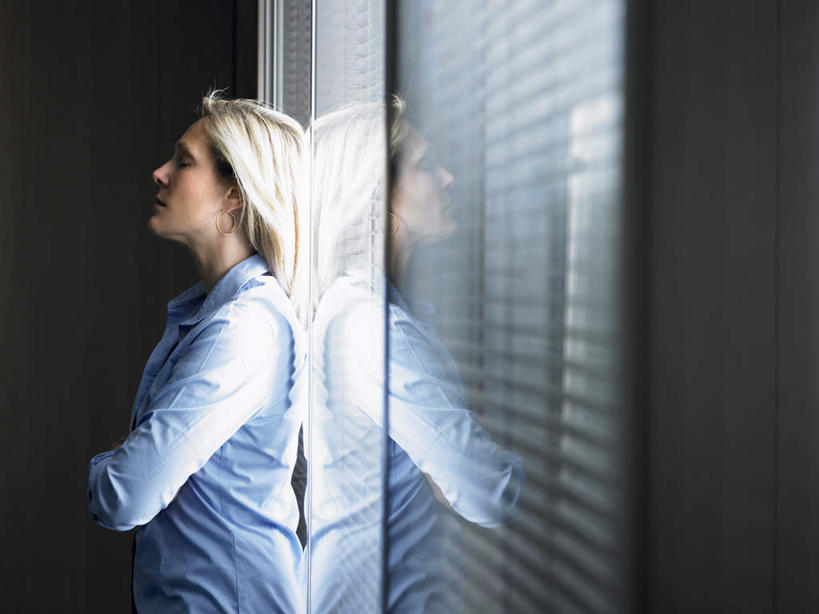 西方人,一个人,商务人士,商务女性,站,双手交叉,横图,室内,白天,侧面,窗户,欧洲,欧洲人,仅一个女性,仅一个人,阴影,套装,反射,光线,影子,百叶窗,灯光,注视,观察,看,靠,靠着,站着,仅一个中年女性,金色,观看,察看,双手抱胸,关注,商务装,工薪阶层,女人,女性,中年女性,白种人,长发,白领,上班族,站立,半身,彩图