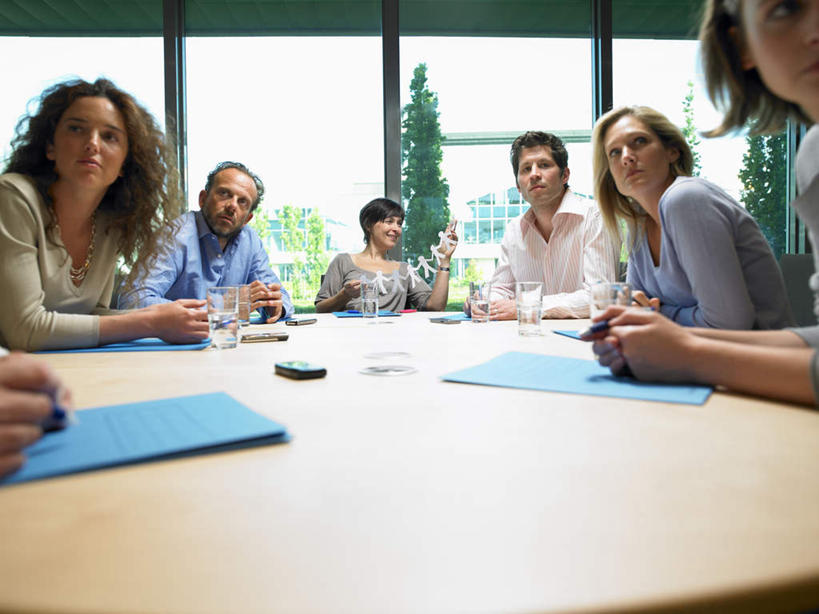 西方人,伙伴,朋友,商务人士,商务男性,商务女性,办公室,坐,说,横图,室内,白天,正面,衬衫,讨论,友谊,合作,团队,水,植物,窗户,家具,桌子,杯子,椅子,欧洲,欧洲人,握,套装,开会,会议,笔,材料,档案,文件,液体,纸,办公桌,办公用品,许多人,拿,拿着,注视,饮用水,玻璃窗,玻璃制品,文具,树,树木,绿色,自然,会议椅,手稿,水杯,学习用品,资料,矿泉水,观察,看,一群人,战略,握着,生长,成长,观看,办公椅,文具用品,证明,察看,关注,文档,商务装,工薪阶层,蒸馏水,办公家具,联合,合谋,商务椅,培训椅,交流,配合,协作,男人,男性,年轻女性,女人,女性,中年男性,中年女性,白种人,白领,上班族,玻璃杯,沟通,讲话,交谈,商讨,说话,谈话,坐着,半身,彩图,衬衣