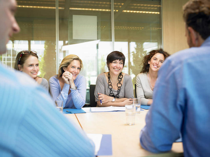 西方人,背部,伙伴,朋友,商务人士,商务男性,商务女性,办公室,坐,笑,说,微笑,露齿笑,横图,室内,白天,正面,衬衫,讨论,友谊,合作,团队,水,植物,窗户,家具,桌子,杯子,椅子,欧洲,欧洲人,撑,套装,开会,会议,材料,档案,文件,液体,纸,办公桌,许多人,托腮,注视,饮用水,玻璃窗,玻璃制品,树,树木,绿色,自然,会议椅,手稿,水杯,资料,矿泉水,观察,看,托,一群人,战略,生长,成长,观看,办公椅,证明,察看,关注,托下巴,文档,商务装,工薪阶层,蒸馏水,办公家具,联合,合谋,商务椅,培训椅,交流,配合,协作,男人,男性,年轻女性,女人,女性,中年男性,中年女性,白种人,白领,上班族,玻璃杯,沟通,讲话,交谈,商讨,说话,谈话,坐着,半身,彩图,衬衣