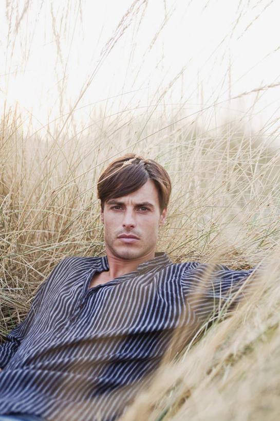 西方人,一个人,躺,竖图,室外,白天,正面,衬衫,沙滩,植物,欧洲,欧洲人,仅一个男性,仅一个人,阴影,条纹,枯萎,朦胧,模糊,光线,沙子,影子,海岸,棕色,枯草,沙地,注视,草,仅一个年轻男性,黄色,天空,阳光,天,观察,看,观看,察看,关注,卧着,男人,男性,年轻男性,白种人,海滩,躺着,卧,半身,彩图,衬衣,短发