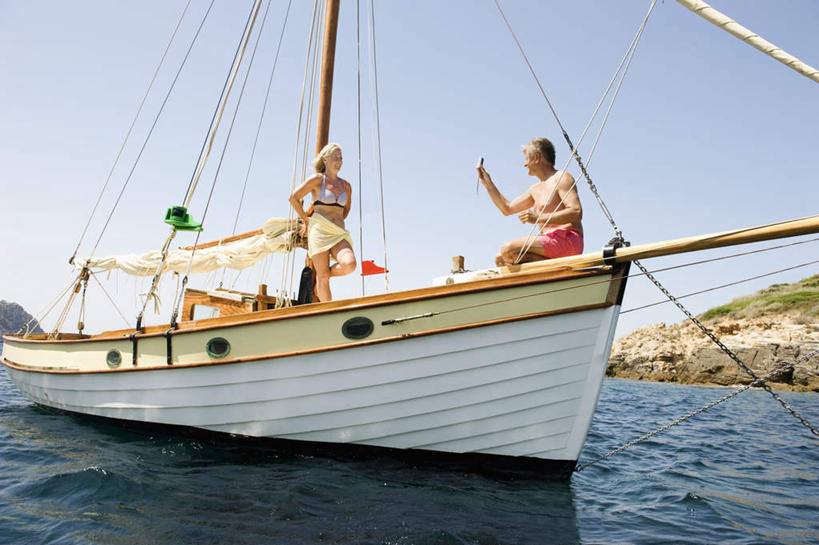 帆船,西方人,中年人,两个人,家庭,夫妻,站,坐,笑,说,微笑,露齿笑,横图,室外,白天,正面,泳装,比基尼,爱情,讨论,海浪,海洋,山,植物,船,相机,欧洲,欧洲人,一艘,握,阴影,短裤,裤子,光线,影子,浪花,山峰,云,云朵,山峦,浪漫,拿,云彩,拿着,桅杆,树,树木,拍照,蓝色,绿色,白云,蓝天,天空,阳光,自然,海水,数码相机,交通工具,天,行驶,站着,温暖,温馨,一家人,恩爱,握着,沙滩裤,恋人,摄影,生长,晴朗,成长,和睦,航行,载具,海景,交流,男人,男性,女人,女性,中年男性,中年女性,白种人,夫妇,情侣,照相机,大海,风浪,海,海水的波动,近岸浪,涌浪,晴空,沟通,讲话,交谈,商讨,说话,谈话,站立,坐着,彩图,全身,三点式,泳衣,照相,伴侣,融洽