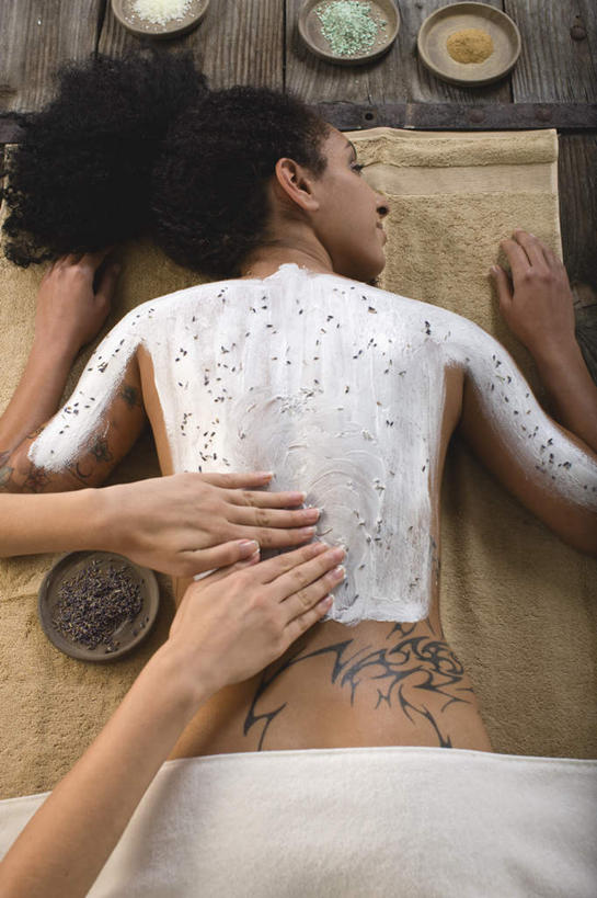 西方人,两个人,按摩师,闭眼,笑,微笑,竖图,俯视,室外,白天,按摩,化妆,美容,时尚,床,欧洲,非洲,黑人,欧洲人,护肤,美白,木制,纺织物,润肤露,床单,涂抹,文化,被子,裸露,纹身,白色,黑色,木制品,毛巾,趴着,清洁,保养,享受,休闲,健康,放松,个性,去角质,SPA水疗,保健,温泉浴场,信仰,保湿,保暖,滋润,乳液,被单,护肤品,去死皮,刺青,裸,追求,护肤用品,舒缓,想象,透气,养颜,指压,按摩床,防水,去污,控油,紧肤,嫩肤,祛痘,去痘,祛角质,抗衰,再生,增白,补水,祛斑,抗皱,防皱,除皱,去皱,文身,勇气,崇拜,张扬,储水,耐磨,吸水,年轻女性,女人,女性,非洲人,长发,卷发,技师,矿泉疗养地,闭眼睛,闭着眼,闭着眼睛,趴,半身,彩图,高角度拍摄,水疗,推拿,搓背床,理疗床,美容床,指压床