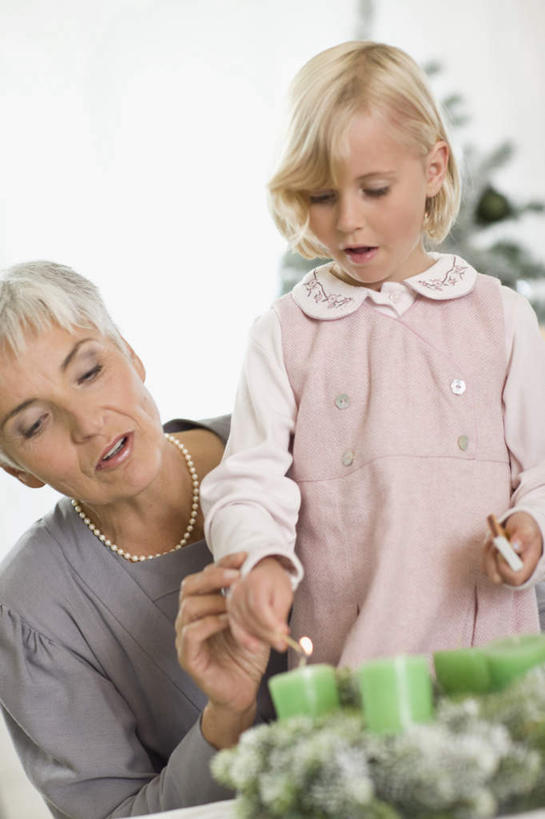 点心,西方人,儿童,老年人,两个人,家庭,祖母,站,笑,微笑,竖图,室内,白天,正面,下午茶,纯洁,植物,蜡烛,项链,欧洲,圣诞节,欧洲人,握,阴影,服装,节日,朦胧,模糊,庆祝,光线,火柴,火焰,影子,烛光,食品,圣诞树,燃烧,拿,拿着,注视,休闲装,文化,装饰品,树,树木,食物,糕点,小孩,衣服,绿色,自然,饰品,首饰,点燃,观察,看,站着,庆典,休闲,温暖,温馨,一家人,休闲服,可爱,童年,童趣,握着,服饰,生长,奶奶,成长,观看,纪念,祖孙,和睦,察看,洋火,关注,童真,烂漫,无邪,外婆,外孙女,外祖母,火柴梗,取火工具,天真,老年女性,女孩,女人,女性,孩子,孙女,站立,半身,彩图,融洽,蛋糕,女生