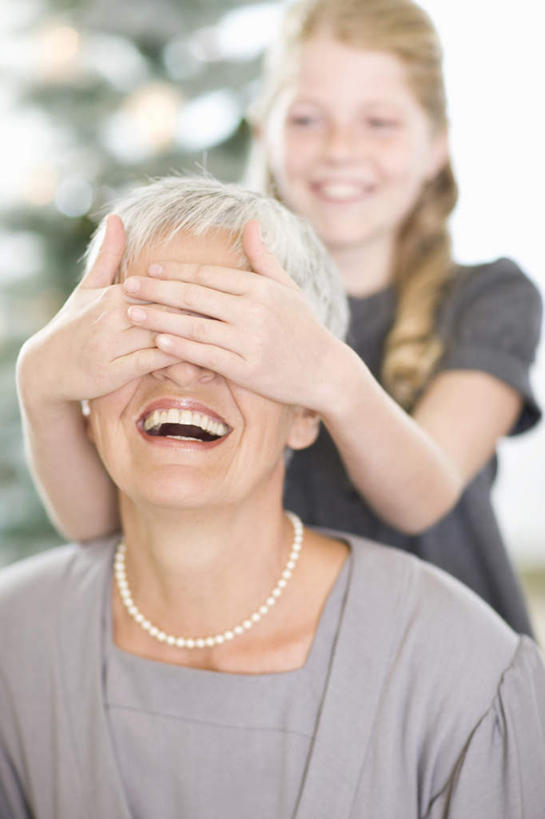 西方人,儿童,老年人,两个人,家庭,祖母,站,笑,微笑,露齿笑,竖图,室内,白天,正面,纯洁,植物,项链,欧洲,圣诞节,欧洲人,服装,节日,朦胧,模糊,庆祝,圣诞树,注视,休闲装,文化,装饰品,树,树木,小孩,衣服,绿色,自然,饰品,首饰,观察,看,站着,庆典,休闲,温暖,温馨,一家人,休闲服,可爱,童年,童趣,捂,遮,遮掩,服饰,生长,奶奶,成长,观看,纪念,祖孙,和睦,察看,掩盖,遮挡,关注,童真,烂漫,无邪,遮盖,外婆,外孙女,外祖母,掩饰,恶作剧,天真,老年女性,女孩,女人,女性,孩子,孙女,站立,半身,彩图,融洽,女生