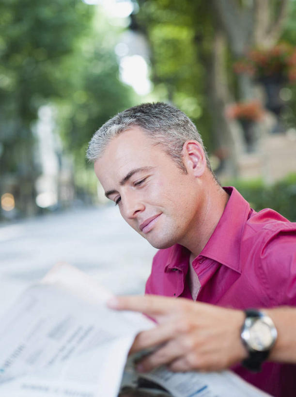 西方人,一个人,坐,笑,微笑,竖图,室外,白天,正面,衬衫,植物,道路,路,公路,报纸,椅子,欧洲,欧洲人,仅一个男性,仅一个人,仅一个中年男性,撑,阴影,朦胧,模糊,时间,光线,信息,时钟,手表,影子,长椅,木椅,交通,计时,托腮,注视,树,树木,红色,绿色,阳光,自然,钟表,观察,看,托,表,生长,成长,观看,新闻,一份,腕表,察看,关注,托下巴,男人,男性,中年男性,白种人,钟,马路,坐着,半身,彩图,衬衣,报刊