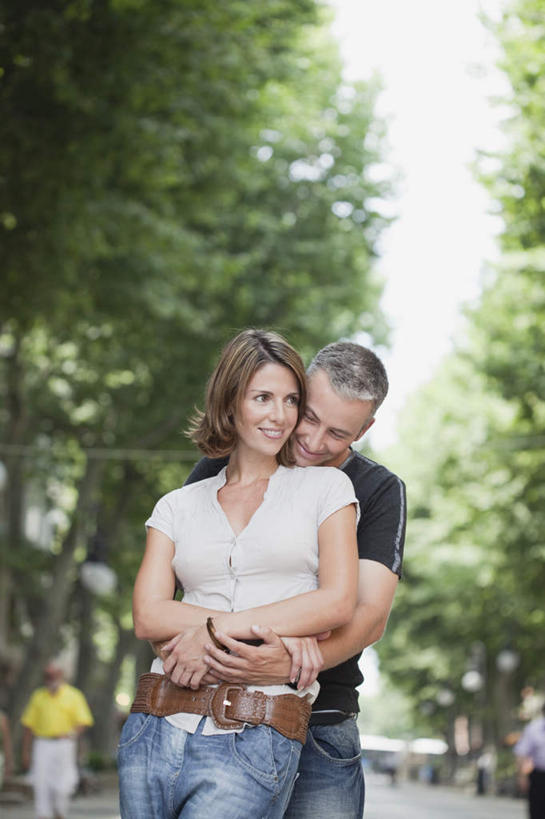 西方人,中年人,两个人,家庭,夫妻,公园,站,抱,笑,微笑,露齿笑,竖图,室外,白天,正面,T恤衫,爱情,树林,植物,欧洲,欧洲人,阴影,服装,裤子,朦胧,模糊,光线,影子,浪漫,T恤,注视,牛仔裤,休闲装,树,树木,衣服,绿色,阳光,自然,观察,看,站着,休闲,温暖,温馨,一家人,休闲服,恩爱,恋人,服饰,生长,成长,抱着,观看,和睦,察看,搂着,关注,男人,男性,女人,女性,中年男性,中年女性,白种人,夫妇,情侣,搂,搂抱,站立,半身,彩图,伴侣,融洽