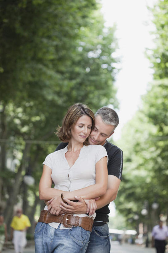 西方人,中年人,两个人,家庭,夫妻,公园,站,抱,笑,微笑,竖图,室外,白天,正面,T恤衫,爱情,树林,植物,欧洲,欧洲人,阴影,服装,裤子,朦胧,模糊,光线,影子,浪漫,T恤,注视,牛仔裤,休闲装,树,树木,衣服,绿色,阳光,自然,观察,看,站着,休闲,温暖,温馨,一家人,休闲服,恩爱,恋人,服饰,生长,成长,抱着,观看,和睦,察看,搂着,关注,男人,男性,女人,女性,中年男性,中年女性,白种人,夫妇,情侣,搂,搂抱,站立,半身,彩图,伴侣,融洽