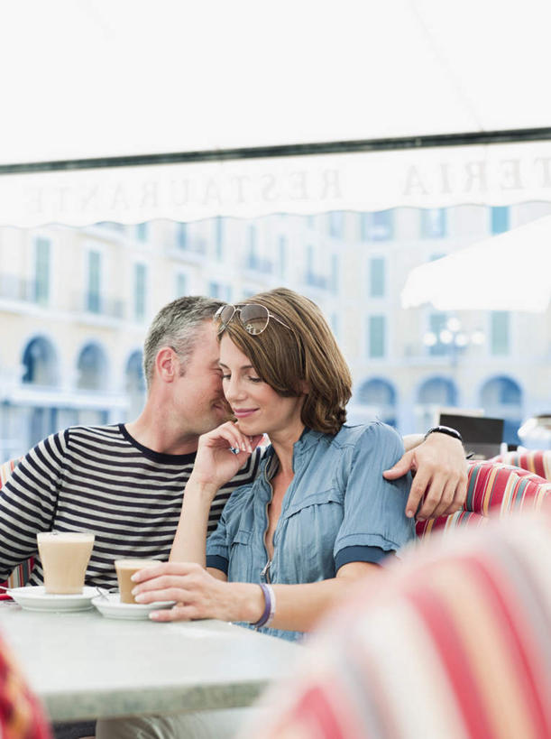 咖啡,西方人,中年人,两个人,家庭,夫妻,家,坐,抱,笑,微笑,露齿笑,竖图,室外,白天,正面,爱情,幸福,餐桌,窗户,沙发,桌面,桌子,杯子,欧洲,欧洲人,阴影,条纹,服装,朦胧,模糊,光线,瓷器,影子,房屋,屋子,咖啡杯,陶瓷制品,浪漫,注视,休闲装,娱乐,楼房,玻璃窗,住宅,饮料,衣服,红色,阳光,观察,看,享受,休闲,温暖,温馨,悄悄话,一家人,休闲服,恩爱,放松,乐趣,恋人,服饰,餐台,抱着,观看,和睦,察看,提神,舒适,搂着,关注,咖啡店,瓷杯,醒脑,耳语,咖啡屋,布艺沙发,软饮料,男人,男性,女人,女性,中年男性,中年女性,白种人,夫妇,情侣,搂,坐着,半身,彩图,房子,咖啡馆,伴侣,融洽