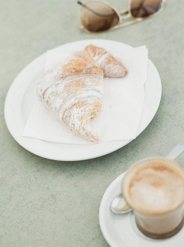 点心,面包,咖啡,无人,餐厅,竖图,俯视,室外,特写,白天,幸福,餐桌,桌面,桌子,杯子,餐具,一块,碟子,墨镜,盘,眼镜,食品,面点,羊角面包,一杯,娱乐,玻璃制品,食物,糕点,饮料,盘子,水杯,太阳镜,太阳眼镜,碟,享受,休闲,温馨,遮阳镜,牛角面包,放松,乐趣,餐台,提神,舒适,醒脑,软饮料,玻璃杯,彩图,高角度拍摄,餐馆,饭店,饭馆