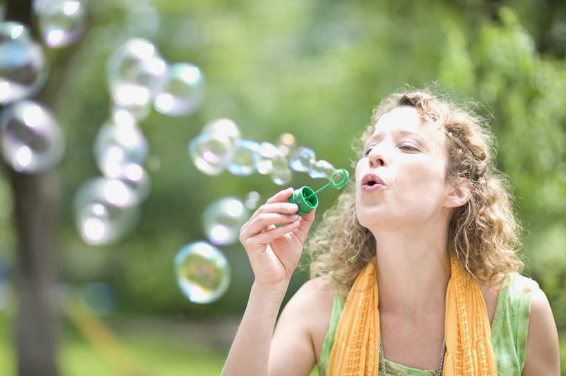 西方人,一个人,站,横图,彩色,室外,白天,正面,游戏,树林,植物,玩具,欧洲,欧洲人,仅一个女性,仅一个人,许多,握,阴影,服装,朦胧,模糊,漂浮,装饰,光线,背心,肥皂泡,丝巾,影子,拿,玩,拿着,注视,娱乐,树,树木,衣服,黄色,绿色,阳光,自然,泡泡,吹,观察,看,站着,仅一个中年女性,休闲,金色,益智,握着,服饰,生长,成长,观看,活动,华丽,点缀,察看,衣着,穿着,发泄,关注,消遣,智力,泡泡机,宣泄,衬托,美观,雅致,雅观,五彩斑斓,衣饰,女人,女性,中年女性,白种人,长发,卷发,玩耍,嬉戏,站立,半身,彩图