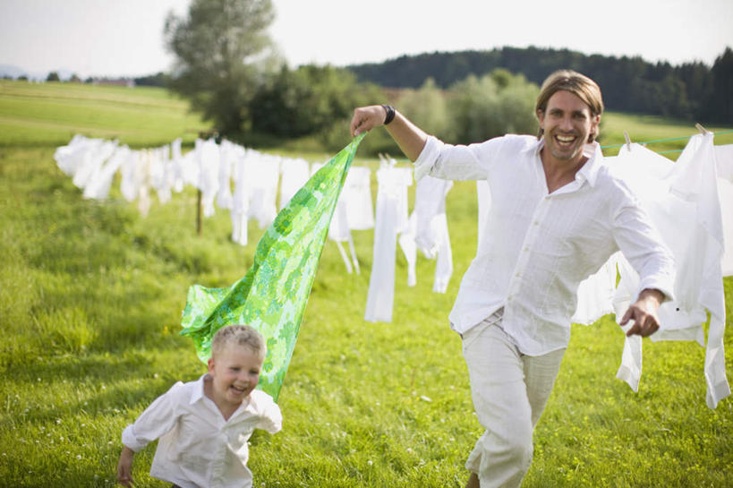 西方人,儿童,中年人,两个人,家庭,父亲,儿子,笑,微笑,露齿笑,横图,室外,白天,正面,衬衫,纯洁,草地,草坪,植物,欧洲,欧洲人,一排,奔驰,吊挂,晾晒,握,悬挂,阴影,花纹,服装,整齐,装饰,光线,木制,丝巾,图案,影子,床单,挂,拿,拿着,注视,草,树,树木,排列,小孩,衣服,绿色,白色,阳光,自然,夹子,晾衣绳,木制品,绳子,奔跑,观察,看,温暖,温馨,父子,一家人,父爱,可爱,童年,童趣,握着,服饰,生长,成长,观看,华丽,点缀,和睦,察看,被单,衣着,穿着,队列,关注,童真,衣夹,烂漫,无邪,衬托,美观,雅致,雅观,衣饰,天真,男孩,男人,男性,中年男性,白种人,孩子,半身,彩图,衬衣,融洽,男生