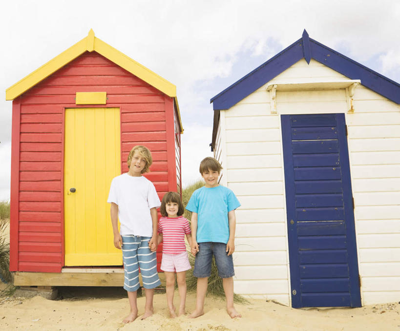 西方人,儿童,三个人,家庭,兄弟,姐妹,家,站,握手,笑,微笑,露齿笑,横图,室外,白天,正面,T恤衫,纯洁,沙滩,门,欧洲,欧洲人,阴影,服装,光线,沙子,影子,房屋,墙,屋子,海岸,云,云朵,沙地,T恤,云彩,注视,休闲装,光脚,楼房,墙壁,墙面,住宅,小孩,衣服,黄色,红色,蓝色,白云,蓝天,天空,阳光,门框,天,观察,看,站着,休闲,温暖,温馨,一家人,赤脚,休闲服,可爱,童年,童趣,服饰,晴朗,观看,和睦,察看,关注,童真,烂漫,无邪,天真,男孩,男人,男性,女孩,女人,女性,白种人,海滩,晴空,搀手,拉手,手搀手,手拉手,手牵手,手握手,站立,彩图,全身,房子,融洽,男生,女生