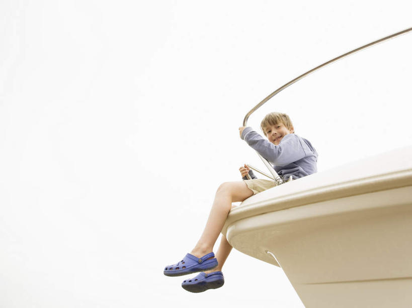 西方人,儿童,一个人,栏杆,坐,笑,微笑,露齿笑,横图,室外,白天,仰视,纯洁,船,欧洲,欧洲人,仅一个男性,仅一个人,一艘,停靠,阴影,服装,光线,影子,围栏,游艇,注视,休闲装,护栏,小孩,衣服,天空,阳光,交通工具,天,低头,观察,看,仅一个小孩,休闲,休闲服,可爱,童年,童趣,服饰,观看,甲板,察看,关注,停泊,载具,童真,烂漫,无邪,天真,男孩,男人,男性,白种人,孩子,坐着,彩图,低角度拍摄,全身,男生