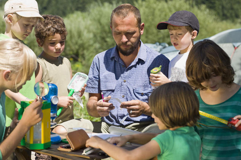 西方人,儿童,胡须,伙伴,朋友,教师,站,坐,说,横图,室外,白天,正面,衬衫,讨论,友谊,草地,草坪,植物,桌面,桌子,帽子,欧洲,欧洲人,阴影,服装,光线,木制,材料,档案,文件,影子,纸,许多人,注视,休闲装,运动帽,草,小孩,衣服,绿色,阳光,木制品,手稿,资料,观察,看,站着,一群人,休闲,同学,休闲服,鸭舌帽,服饰,观看,证明,察看,校友,关注,文档,同窗,学友,交流,友情,男孩,男人,男性,女孩,女人,女性,白种人,胡子,络腮胡,讲师,教授,老师,沟通,讲话,交谈,商讨,说话,谈话,站立,坐着,半身,彩图,衬衣,男生,女生