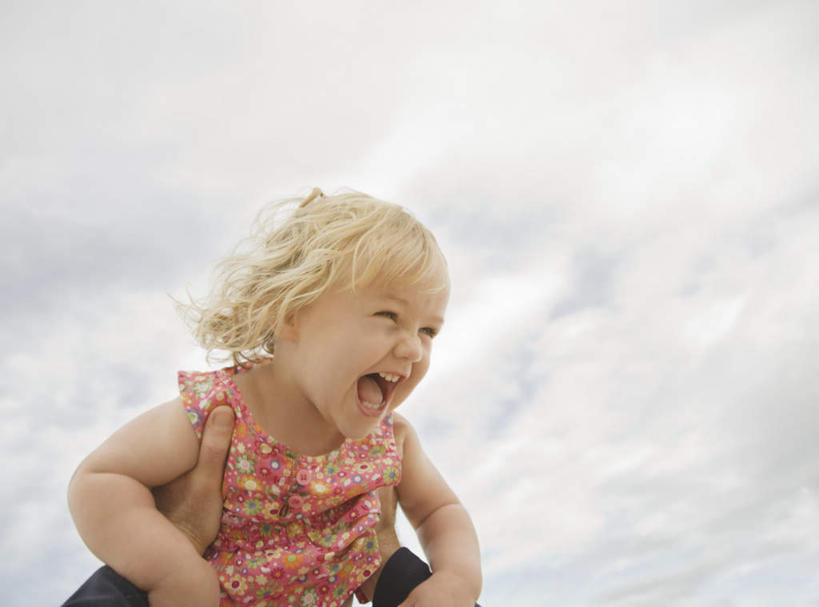 西方人,婴儿,儿童,中年人,两个人,家庭,父亲,站,举,笑,微笑,露齿笑,横图,室外,白天,仰视,婴儿服装,纯洁,欧洲,欧洲人,阴影,花纹,光线,图案,影子,云,云朵,云彩,注视,小孩,蓝色,白云,蓝天,天空,阳光,天,观察,看,托,站着,温暖,温馨,一家人,父爱,可爱,童年,童趣,活泼,晴朗,观看,和睦,察看,关注,宝宝,童真,纯真,烂漫,无邪,伶俐,天真,男人,男性,中年男性,白种人,孩子,晴空,举起,举手,举着,向上举,向上伸,向上托,站立,半身,彩图,低角度拍摄,婴儿服,融洽