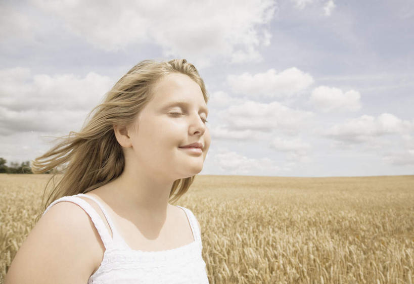 西方人,儿童,一个人,农田,站,闭眼,笑,微笑,横图,室外,白天,正面,裙子,纯洁,庄稼,农作物,欧洲,欧洲人,仅一个女性,仅一个人,阴影,连衣裙,光线,影子,云,云朵,棕色,麦田,云彩,小孩,蓝色,白色,白云,蓝天,天空,阳光,天,站着,仅一个小孩,可爱,童年,童趣,晴朗,吊带裙,童真,烂漫,无邪,天真,女孩,女人,女性,白种人,孩子,长发,直发,晴空,闭眼睛,闭着眼,闭着眼睛,站立,半身,彩图,耕地,庄稼田,女生