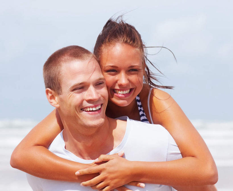 西方人,背,两个人,夫妻,站,抱,笑,微笑,露齿笑,横图,室外,白天,正面,T恤衫,爱情,海浪,海洋,沙滩,欧洲,欧洲人,阴影,服装,光线,沙子,影子,海岸,浪花,云,云朵,沙地,浪漫,T恤,云彩,注视,休闲装,衣服,蓝色,白色,白云,蓝天,天空,阳光,海水,天,背着,观察,看,站着,休闲,休闲服,恩爱,恋人,服饰,晴朗,抱着,观看,察看,搂着,关注,海景,背负,男人,男性,年轻男性,年轻女性,女人,女性,白种人,夫妇,情侣,大海,风浪,海,海水的波动,海滩,近岸浪,涌浪,晴空,搂,站立,半身,彩图,伴侣