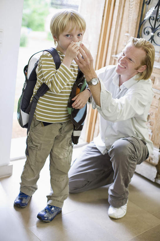 西方人,儿童,中年人,两个人,家庭,父亲,儿子,站,蹲,笑,微笑,露齿笑,竖图,室内,白天,正面,纯洁,植物,门,欧洲,欧洲人,擦,抚摸,条纹,服装,包,书包,墙,注视,休闲装,墙壁,墙面,树,树木,小孩,衣服,绿色,自然,背包,门框,纸巾,观察,看,站着,休闲,生病,温暖,温馨,父子,一家人,休闲服,父爱,可爱,童年,童趣,擦拭,服饰,生长,成长,观看,和睦,察看,感冒,疾病,关注,童真,烂漫,无邪,揩擦,拭,天真,男孩,男人,男性,中年男性,白种人,孩子,蹲着,站立,彩图,全身,融洽,双肩包,男生,轻抚