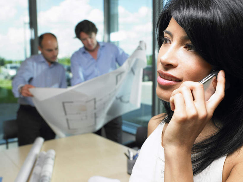 西方人,三个人,伙伴,朋友,商务人士,商务男性,商务女性,办公室,站,笑,说,打电话,微笑,横图,室内,白天,正面,衬衫,讨论,友谊,合作,团队,植物,窗户,桌面,桌子,电话,手机,欧洲,欧洲人,握,套装,开会,会议,图纸,办公桌,设计图,拿,拿着,注视,通讯设备,玻璃窗,装饰品,树,树木,绿色,自然,饰品,手链,首饰,观察,看,站着,战略,握着,手镯,生长,成长,观看,察看,关注,商务装,镯子,工程图,草图,蓝图,工薪阶层,联合,合谋,交流,配合,协作,男人,男性,年轻女性,女人,女性,中年男性,白种人,白领,上班族,设计,沟通,讲话,交谈,商讨,说话,谈话,通话,站立,半身,彩图,衬衣