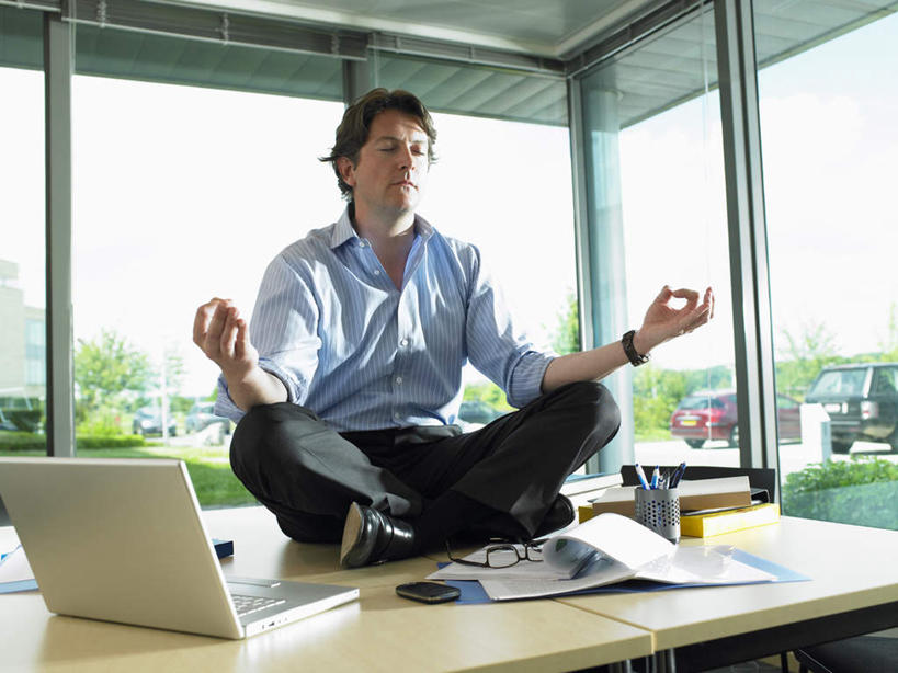西方人,一个人,商务人士,商务男性,办公室,坐,闭眼,盘腿,横图,室内,白天,正面,衬衫,锻炼,瑜伽,运动,电脑,笔记本电脑,植物,窗户,桌面,桌子,椅子,笔筒,欧洲,欧洲人,仅一个男性,仅一个人,仅一个中年男性,阴影,套装,光线,网络,材料,档案,文件,影子,办公桌,通讯设备,玻璃窗,树,树木,绿色,阳光,自然,会议椅,容器,资料,器皿,养生,生长,成长,储藏,办公椅,无线,储存,文档,通信设备,商务装,无线网络,无线上网,便携式电脑,工薪阶层,莲花式,商务椅,培训椅,插笔器具,文房用具,体育,手提电脑,男人,男性,中年男性,白种人,白领,上班族,闭眼睛,闭着眼,闭着眼睛,盘腿而坐,盘膝,盘着腿的,盘着腿坐,双腿交叉,坐着,彩图,全身,衬衣,健身,贮存