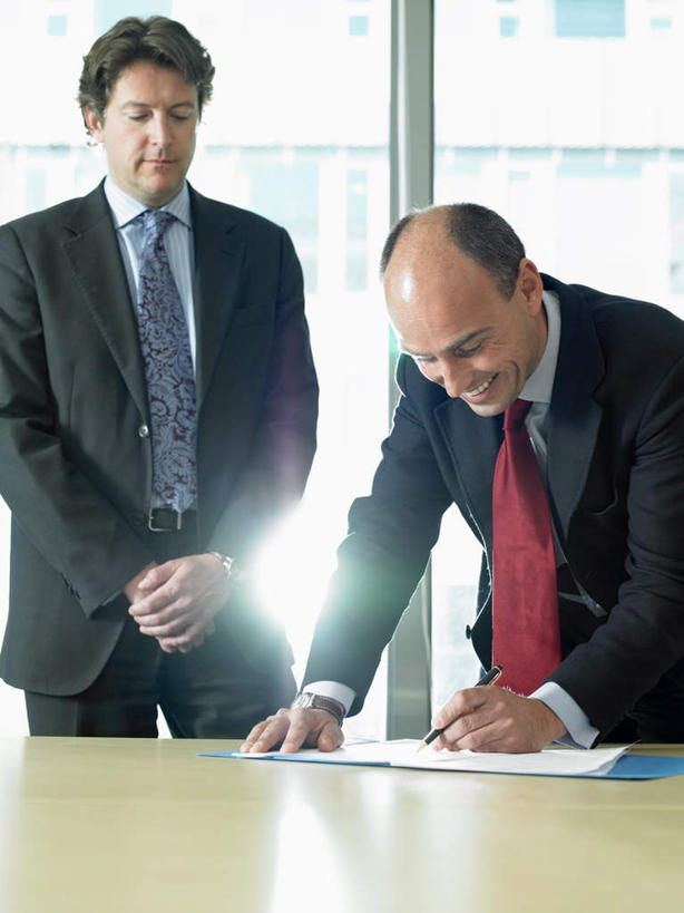 西方人,两个人,伙伴,朋友,商务人士,商务男性,办公室,站,笑,微笑,竖图,室内,白天,正面,衬衫,友谊,合作,团队,窗户,桌面,桌子,欧洲,欧洲人,握,写字,阴影,套装,光线,材料,档案,文件,影子,纸,办公桌,拿,拿着,注视,玻璃窗,阳光,手稿,资料,观察,看,站着,战略,握着,观看,合同,证明,变更,察看,书写,关注,文档,商务装,协议,工薪阶层,联合,合谋,设立,终止,配合,协作,男人,男性,中年男性,白种人,白领,上班族,站立,半身,彩图,衬衣