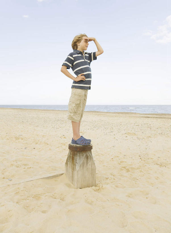 西方人,儿童,一个人,站,竖图,室外,白天,正面,纯洁,安全,海浪,海洋,沙滩,欧洲,欧洲人,仅一个男性,仅一个人,阴影,条纹,服装,光线,沙子,影子,海岸,浪花,水平线,云,云朵,辽阔,防护,海平线,沙地,云彩,注视,休闲装,手叉腰,小孩,衣服,蓝色,白云,蓝天,天空,阳光,海水,天,叉腰,观察,看,站着,仅一个小孩,休闲,广阔,休闲服,可爱,童年,童趣,抬手,服饰,晴朗,观看,保护,一望无际,察看,关注,保险,海景,童真,烂漫,无邪,防波堤,保全,周全,安稳,安定,无边无际,一马平川,平安,天真,男孩,男人,男性,白种人,孩子,大海,风浪,海,海水的波动,海滩,近岸浪,涌浪,晴空,站立,彩图,全身,破浪堤,水天相接,水天一线,男生