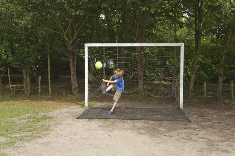 西方人,儿童,一个人,运动员,足球场,站,横图,室外,白天,正面,运动服,纯洁,足球,草地,草坪,植物,欧洲,欧洲人,仅一个男性,仅一个人,阴影,服装,光线,球门,影子,足球装备,抬腿,运动器械,草,树,树木,小孩,衣服,绿色,阳光,自然,站着,仅一个小孩,踢球,健身器械,可爱,童年,童趣,服饰,生长,成长,衣着,穿着,健身器材,绿茵场,童真,烂漫,无邪,蹴鞠,衣饰,天真,足球运动,男孩,男人,男性,白种人,孩子,体育运动员,运动选手,站立,彩图,全身,足球比赛场地,运动器材,男生,运动装