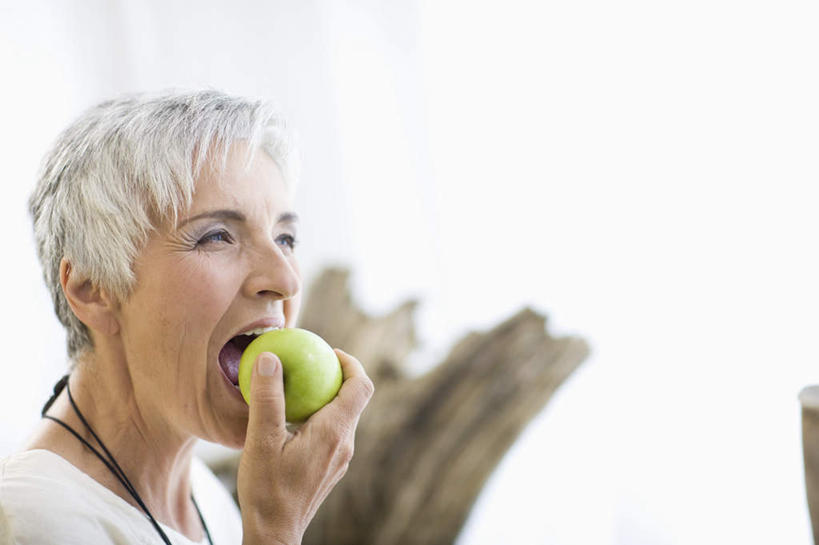 西方人,脸,头,脸颊,头发,一个人,站,吃,横图,室外,特写,白天,侧面,植物,沙发,苹果,水果,项链,欧洲,欧洲人,仅一个女性,仅一个人,握,咬,服装,朦胧,模糊,新鲜,生食,食品,果实,枝条,拿,拿着,注视,休闲装,肩膀,装饰品,树,树木,树枝,食物,一个,衣服,白色,饰品,首饰,青苹果,观察,看,站着,仅一个中年女性,休闲,休闲服,握着,服饰,有机食品,绿色食品,单个,观看,咬着,察看,关注,布艺沙发,虬枝,枝杈,女人,女性,中年女性,白种人,头部,脸部,脸蛋,面部,嚼,食,站立,半身,彩图,短发