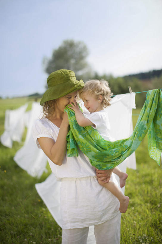 西方人,婴儿,儿童,中年人,两个人,家庭,母亲,站,抱,笑,微笑,露齿笑,竖图,室外,白天,正面,婴儿服装,纯洁,草地,草坪,植物,帽子,欧洲,欧洲人,许多,吊挂,晾晒,悬挂,阴影,服装,装饰,光线,丝巾,影子,挂,注视,休闲装,草,树,树木,小孩,衣服,蓝色,绿色,白色,蓝天,天空,阳光,自然,晾衣绳,绳子,遮阳帽,天,观察,看,站着,休闲,温暖,温馨,一家人,休闲服,可爱,母爱,童年,童趣,服饰,活泼,生长,晴朗,成长,抱着,观看,华丽,点缀,和睦,察看,搂着,衣着,穿着,关注,宝宝,童真,纯真,烂漫,无邪,万里无云,衬托,美观,雅致,雅观,母婴,衣饰,伶俐,天真,女人,女性,中年女性,白种人,孩子,晴空,晴空万里,搂,搂抱,站立,彩图,全身,婴儿服,融洽