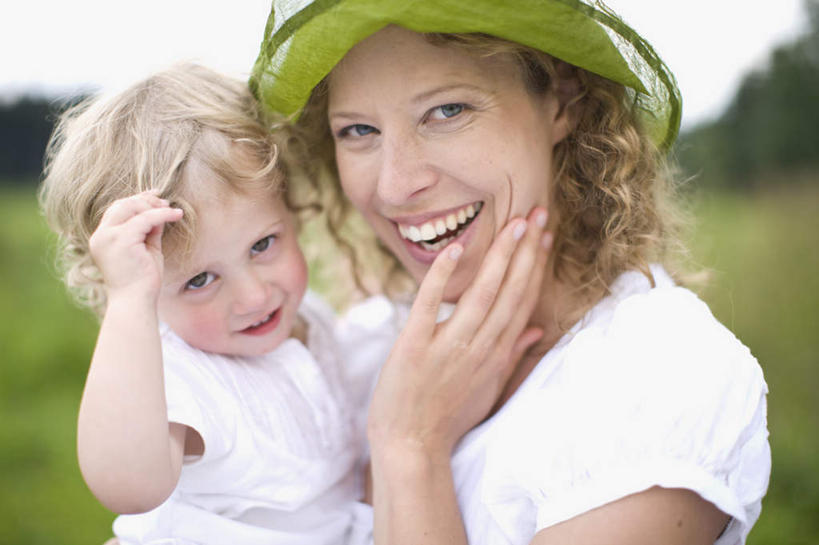 西方人,婴儿,儿童,中年人,脸,头,脸颊,两个人,家庭,母亲,站,抱,笑,微笑,露齿笑,横图,室外,特写,白天,正面,婴儿服装,纯洁,草地,草坪,植物,帽子,欧洲,欧洲人,阴影,服装,朦胧,模糊,光线,影子,注视,休闲装,肩膀,草,树,树木,小孩,衣服,绿色,白色,天空,阳光,自然,遮阳帽,天,观察,看,站着,休闲,温暖,温馨,一家人,休闲服,可爱,母爱,童年,童趣,服饰,活泼,生长,成长,抱着,观看,和睦,察看,搂着,关注,宝宝,童真,纯真,烂漫,无邪,母婴,伶俐,天真,女人,女性,中年女性,白种人,孩子,头部,脸部,脸蛋,面部,搂,搂抱,站立,半身,彩图,婴儿服,融洽